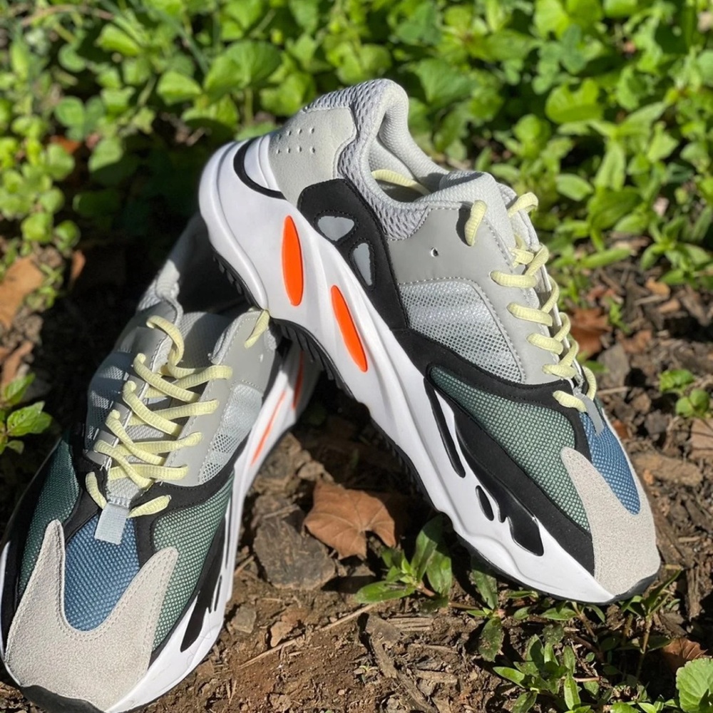 Yeezy boost 700 wave runner size 10